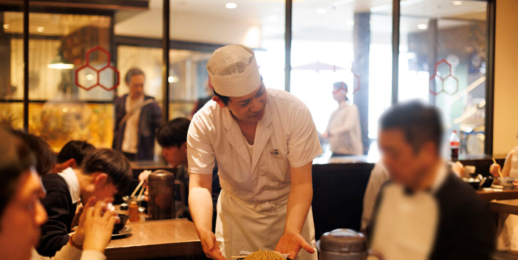 中途採用|お客様へ料理を運ぶ様子