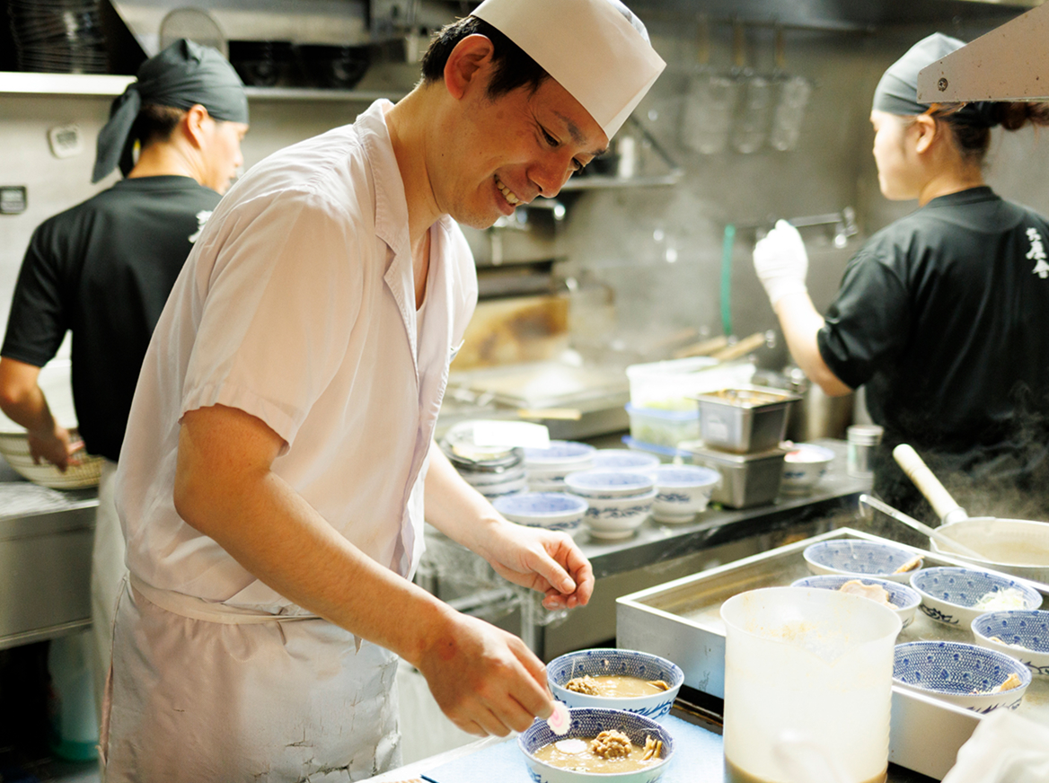 中途採用|他社員と連携して作業する様子